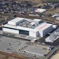 Shiseido’s new plant in Kurume, Fukuoka Prefecture, has been built on a 97,000-square-meter site. | NISHINIPPON SHIMBUN
