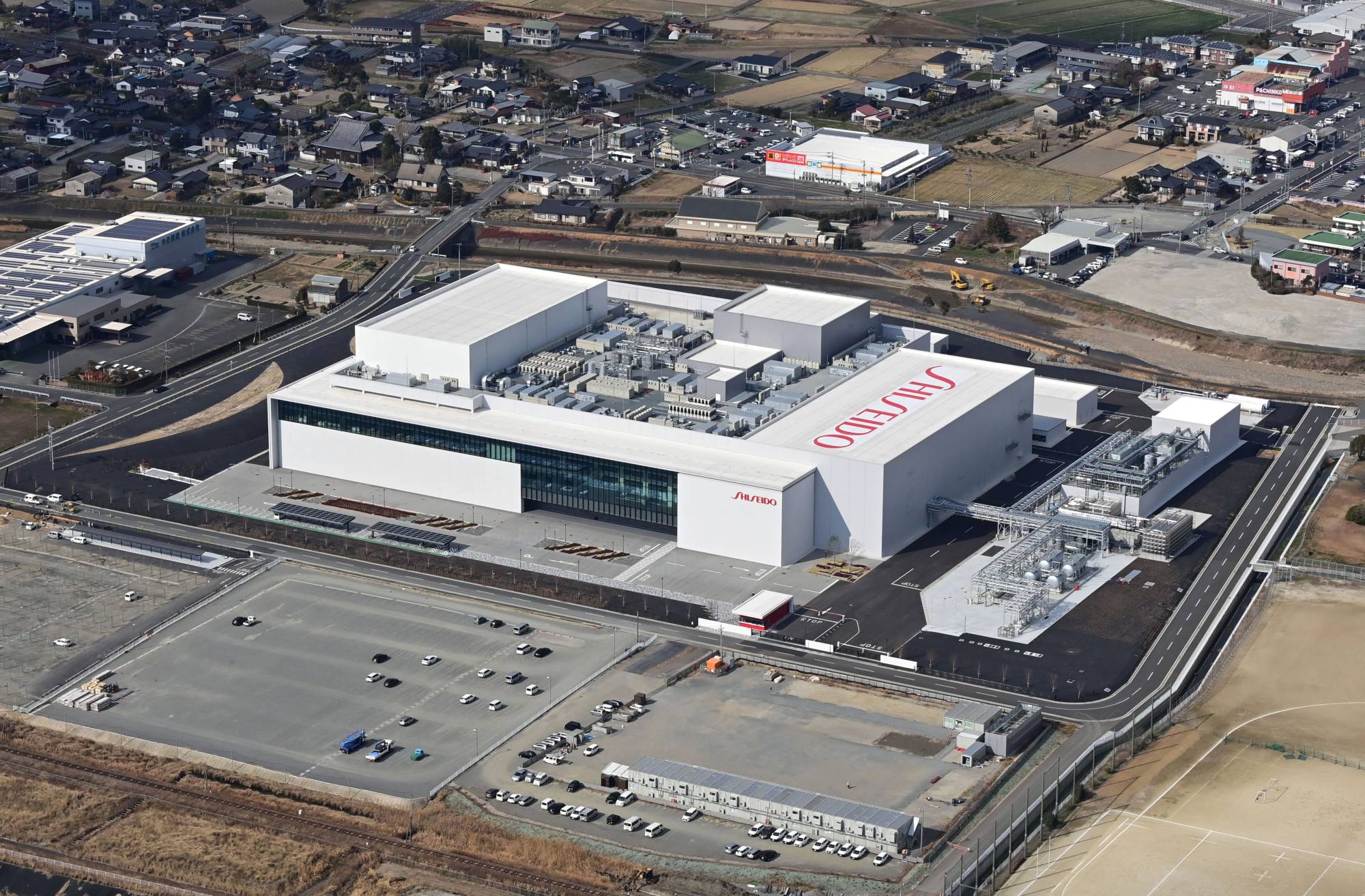 Shiseido’s new plant in Kurume, Fukuoka Prefecture, has been built on a 97,000-square-meter site. | Nishinippon Shimbun
