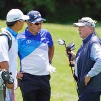 Hideki Matsuyama (center) speaks to a tournament official during the first round of the Memorial in Dublin, Ohio, on Sunday. | KYODO