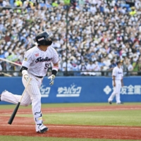 Munetaka Murakami hits a two-run home run for the Swallows against the Lions at Tokyo\'s Jingu Stadium on Saturday. | KYODO