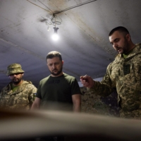 Ukrainian President Volodymyr Zelenskyy (center) visits front-line positions of the Ukrainian military in the Zaporizhzhia region on Sunday. | UKRAINIAN PRESIDENTIAL PRESS SERVICE / VIA AFP-JIJI