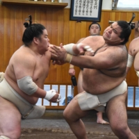 Takayasu (right) spars with Daieisho in a degeiko session at Oitekaze stable on Monday. | POOL / VIA YOMIURI SHIMBUN