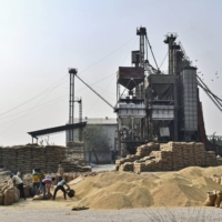Workers at a wheat packing plant on the outskirts of Ahmedabad, Gujarat, India, in November 2017. India\'s industrial hub of Ahmedabad has been experiencing a crippling heat wave this year. | BLOOMBERG