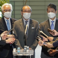 Hiroshima Mayor Kazumi Matsui (center) speaks as Hiroshima Gov. Hidehiko Yuzaki (right) looks on after their talks with Prime Minister Fumio Kishida in Tokyo on Thursday. | KYODO