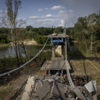 The ruins of a bridge that connected Lysychansk and Sievierodonetsk | IVOR PRICKETT / THE NEW YORK TIMES

