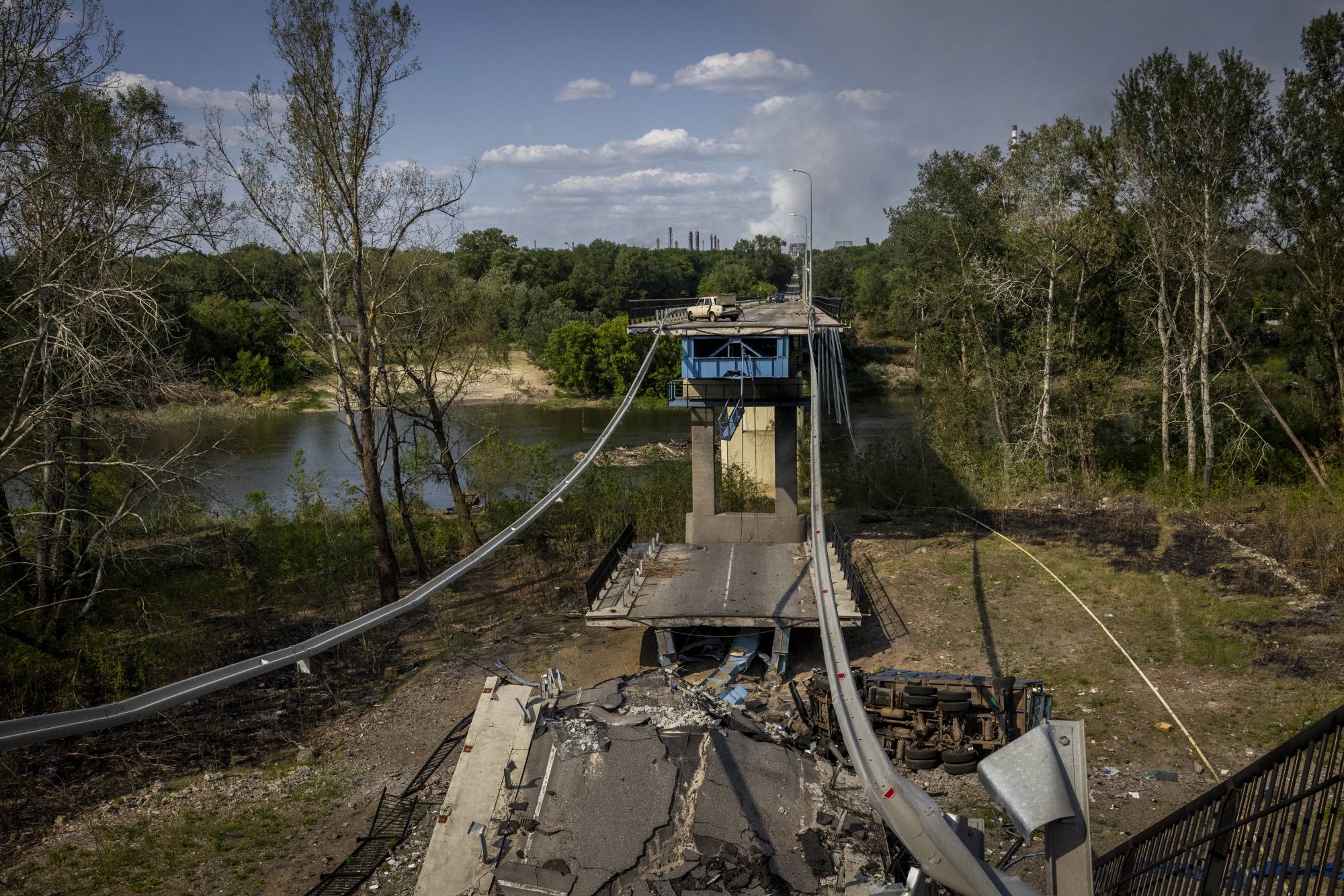 The ruins of a bridge that connected Lysychansk and Sievierodonetsk | Ivor Prickett / The New York Times 