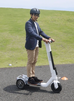 Striemo's three-wheeled electric scooter. The scooter is designed to handle bumpy roads or slopes and prevent some of the accidents that have plagued other types of stand-up scooters. | KYODO