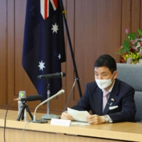 Defense Minister Nobuo Kishi (right) and his Australian counterpart Richard Marles during a news conference at the Defense Ministry on Wednesday | POOL / VIA KYODO