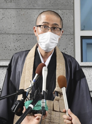 Setsuryo Tanaka, head monk of Kannonji temple in Tsushima, Nagasaki Prefecture, speaks to reporters after appearing at Daejeon High Court in Daejeon, South Korea, on Wednesday. | KYODO