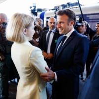 Ukrainian Deputy Prime Minister Iryna Vereshchuk welcomes Macron in Kyiv on Thursday.  | POOL / VIA AFP-JIJI