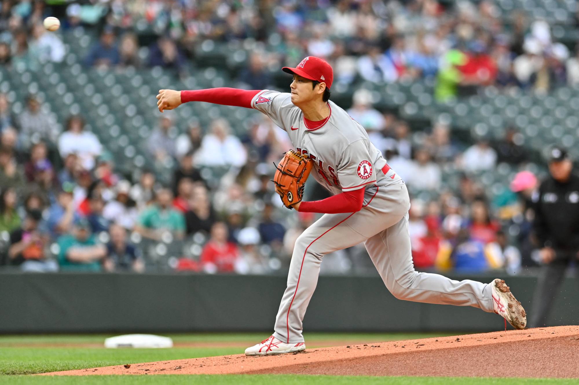 Angels starter Shohei Ohtani pitches against the Mariners in Seattle on Thursday. | USA TODAY / VIA REUTERS