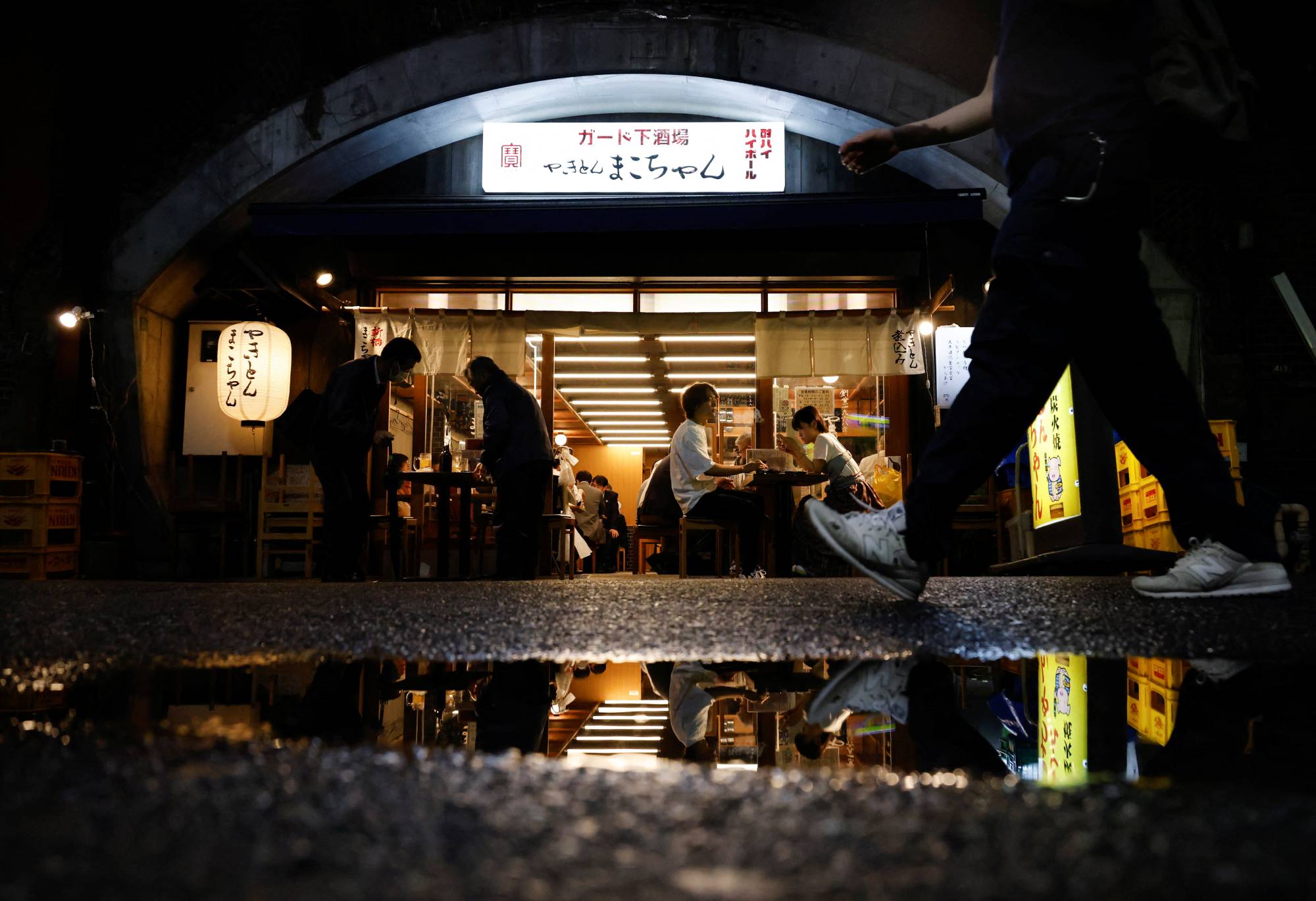 Desperate restaurants defy Japan's virus curbs to stay open late - The  Japan Times