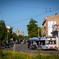 A trolly bearing an ad for game-maker Nordcurrent rolls through Vilnius, Lithuania, on May 23. The company’s Ukrainian employees say their new home city is easy to navigate.  | GORDON WELTERS / THE NEW YORK TIMES