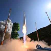South Korea\'s homegrown space rocket Nuri blasts off from the Naro Space Center in the southern coastal village of Goheung, South Korea, on Tuesday. | AFP-JIJI