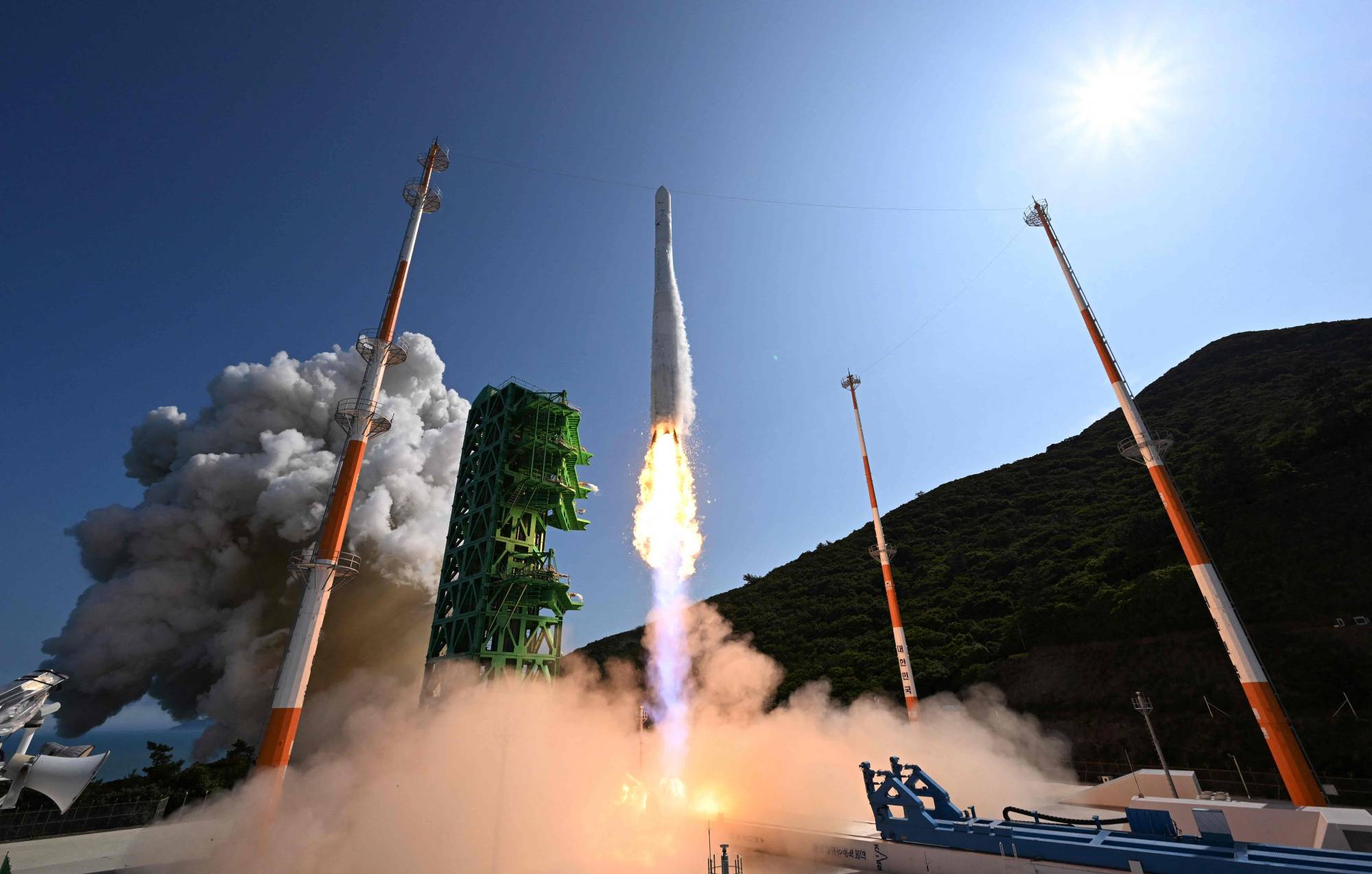 South Korea's homegrown space rocket Nuri blasts off from the Naro Space Center in the southern coastal village of Goheung, South Korea, on Tuesday. | AFP-JIJI
