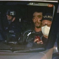 Koji Nagakubo is taken into custody in Kawagoe, Saitama Prefecture, early Wednesday after holing himself up in an internet cafe with a female part-time worker as a hostage. | KYODO