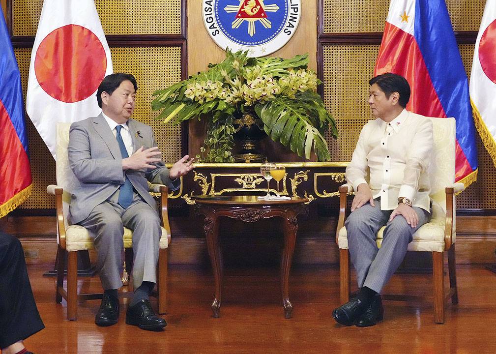 Foreign Minister Yoshimasa Hayashi (left) and new Philippine President Ferdinand Marcos Jr. hold talks in Manila on Thursday. | FOREIGN MINISTRY / VIA KYODO