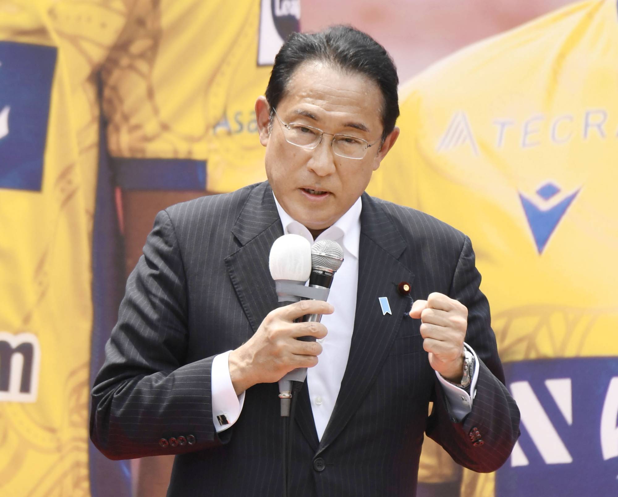 Prime Minister Fumio Kishida stumps for a candidate in the upcoming Upper House election in Tokyo on Sunday. | KYODO