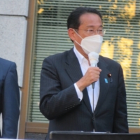 Kishida speaks to LDP supporters Sunday on behalf of Gaku Hasegawa, a candidate for the party. | ERIC JOHNSTON

