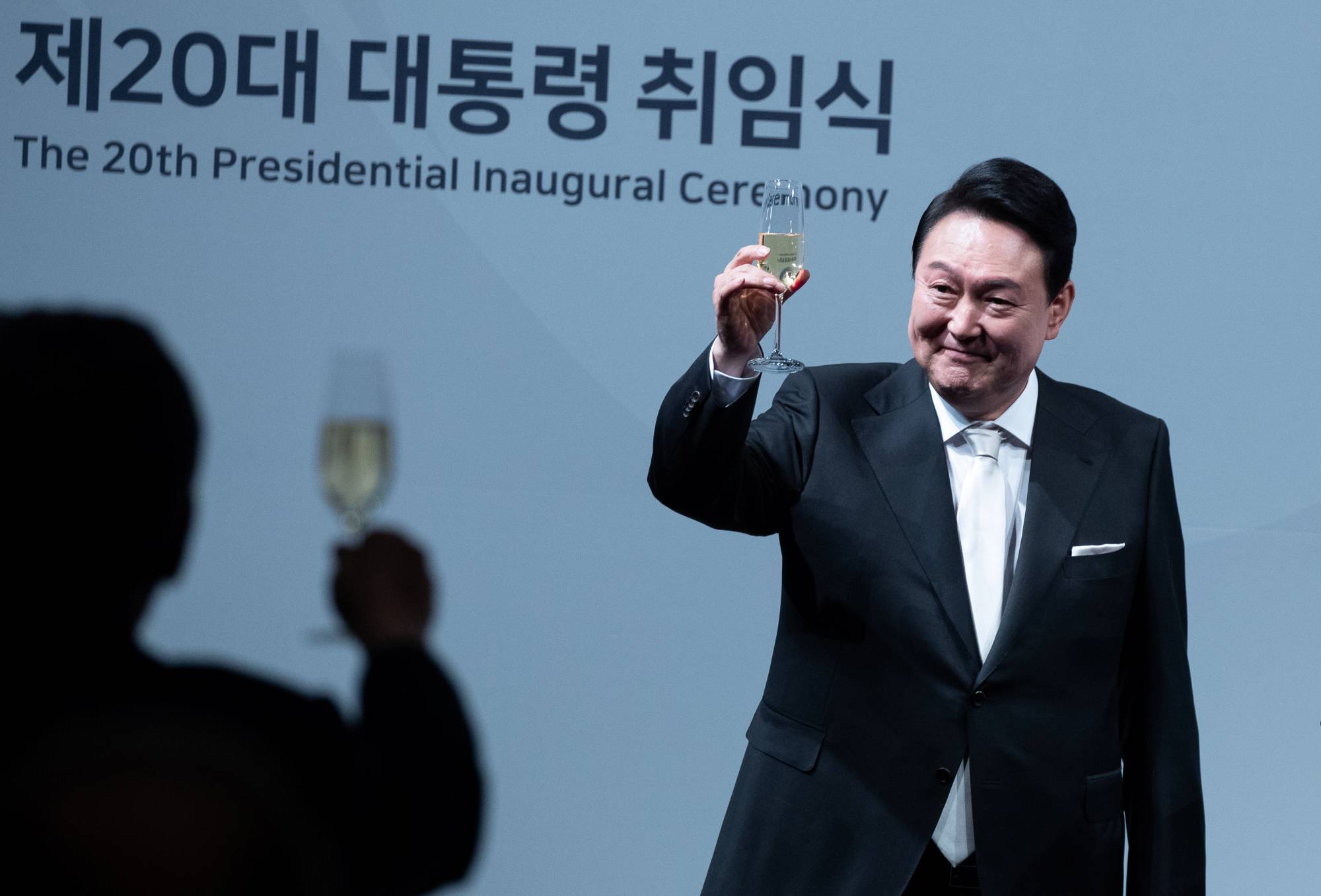 South Korean President Yoon Suk-yeol proposes a toast to foreign guests during an inaugural dinner at a hotel in Seoul on May 10. | POOL / VIA REUTERS