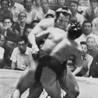 Takamiyama shoves Asahikuni out of the ring on the final day of the Nagoya Basho in July 1972. | CHUNICHI SHIMBUN