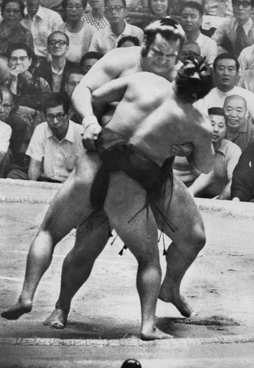 Takamiyama shoves Asahikuni out of the ring on the final day of the Nagoya Basho in July 1972. | Chunichi Shimbun