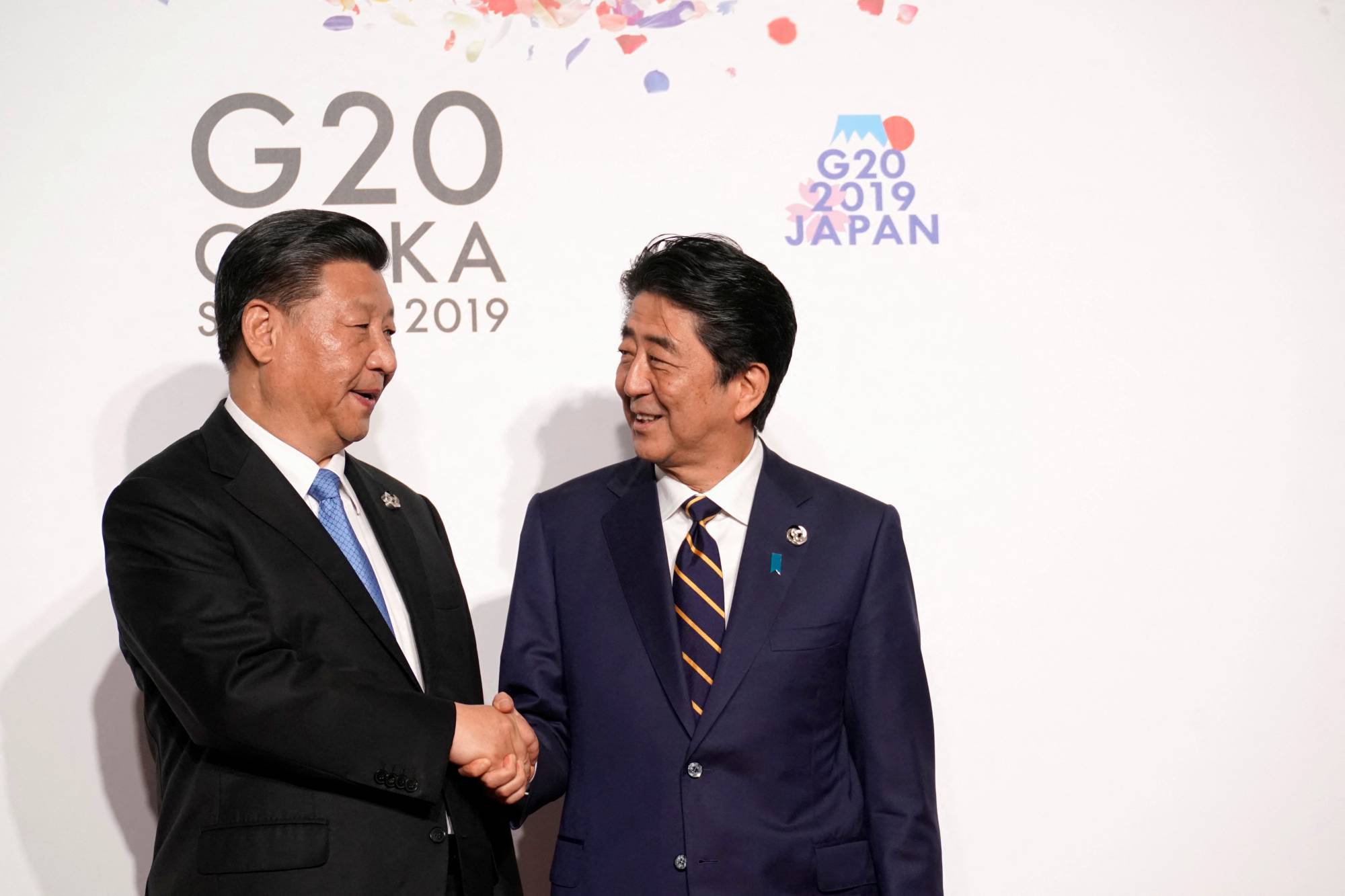Former Prime Minister Shinzo Abe was able to bring Japan-China relations back from the abyss reached in 2012 after the nationalization of the Senkaku Islands.  | REUTERS