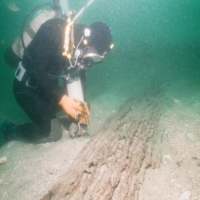 A diver examines hull timber discovered off the coast of Takashima in Nagasaki Prefecture. | COURTESY OF MATSUURA CITY\'S BOARD OF EDUCATION

