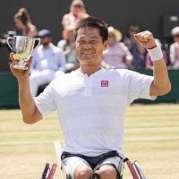 Shingo Kunieda celebrates with the trophy after winning the men\'s wheelchair tennis singles title at Wimbledon on Sunday. | KYODO