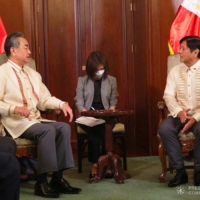 Chinese Foreign Minister Wang Yi speaks with Philippine President Ferdinand Marcos Jr. at Malacanang Palace in Manila on July 6. | PRESIDENTIAL PHOTOGRAPHERS DIVISION / VIA REUTERS