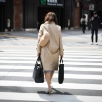 The gauge of companies most exposed to rising female employment and consumption has slumped just over 24% from its high last September, compared to a 10% decline in the benchmark Topix index over the same period. | BLOOMBERG