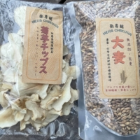 Hiromi Sasaki sells the fruits of her fields in small batches, like these kikiumo (Jerusalem artichoke) chips and makomo (Manchurian wild rice). | KIMBERLY HUGHES
