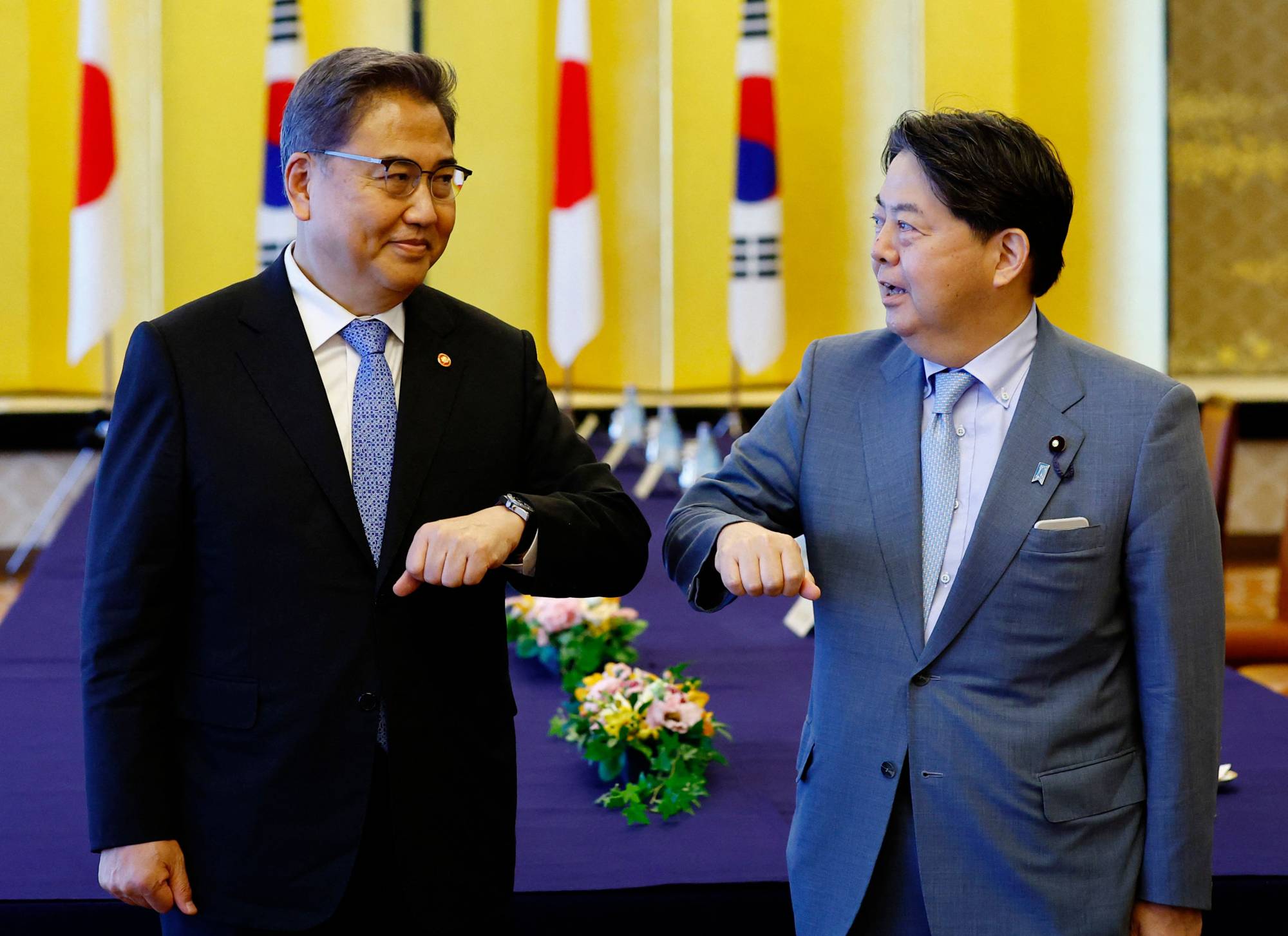 South Korean Foreign Minister Park Jin (left) and Japanese Foreign Minister Yoshimasa Hayashi attend a meeting in Tokyo on Monday. | POOL / VIA AFP-JIJI