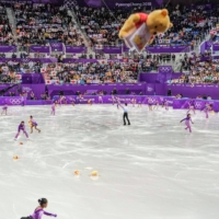 Fans throw \"Winnie the Pooh\" toys onto the ice after Hanyu\'s performance at the 2018 Winter Olympics. | CHANG W. LEE / THE NEW YORK TIMES
