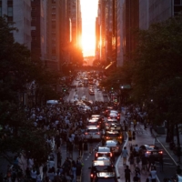 The sun sets over Manhattan on 42nd street in New York.  | AFP-JIJI
