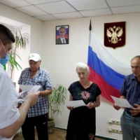 Residents receive Russian passports in Kherson on Thursday, amid the Russian invasion of Ukraine. Russian President Vladimir Putin signed a decree on May 25 simplifying the process for residents of Kherson and Zaporizhzhia to acquire Russian citizenship and passports. | AFP-JIJI