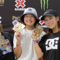 X Games women\'s street skateboarding gold medalist Momiji Nishiya (center) poses with silver medalist Chloe Covell (left) and bronze medalist Yumeka Oda after the competition in Vista, California, on Sunday. | KYODO