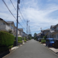 A deserted street in Hatoyama New Town, Saitama Prefecture, in June | ALEX K.T. MARTIN

