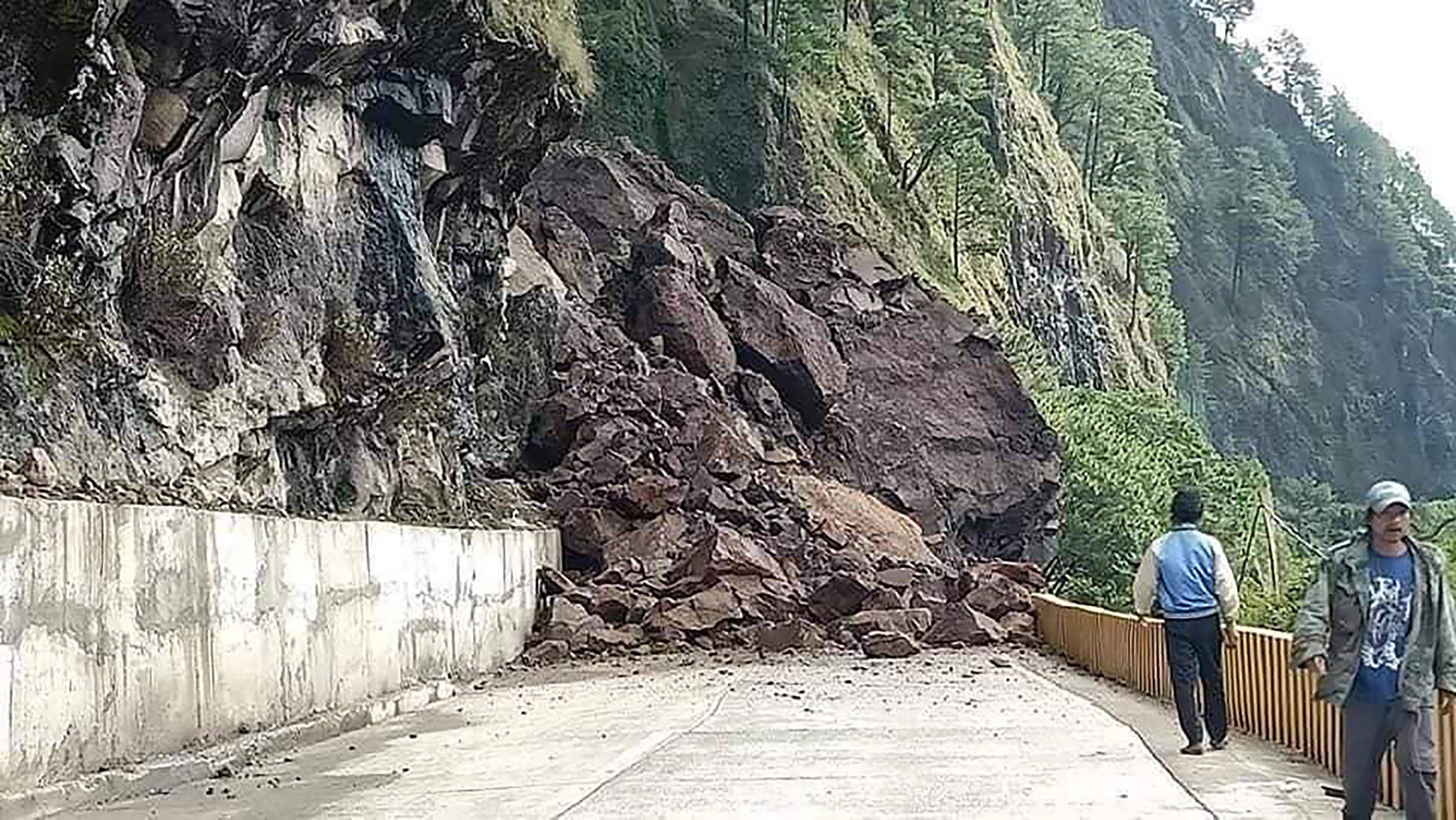 Boulders blocking a road following a landslide along Halsema Highway in Bontoc, Philippines, on Wednesday, after a 7.0-magnitude earthquake hit the northern Philippines.  | MOUNTAIN PROVINCE DISASTER RISK REDUCTION MANAGEMENT OFFICE / AFP-JIJI