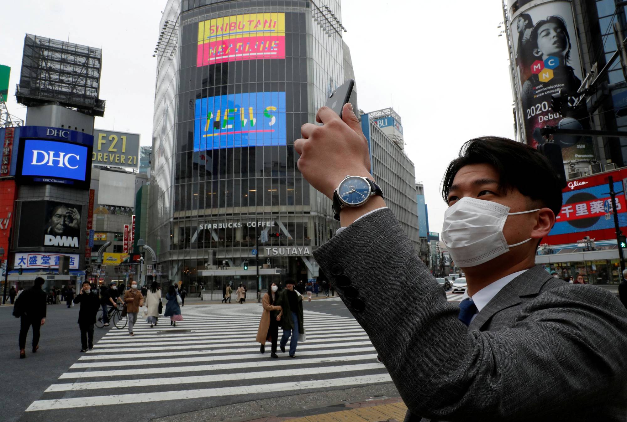 Shibuya Crossing in Tokyo in 2020. During KDDI's massive network outage, first responders issued a notice requesting that users of Japan’s second-largest carrier use a fixed line or phones connected to other carriers in order to place calls. | REUTERS