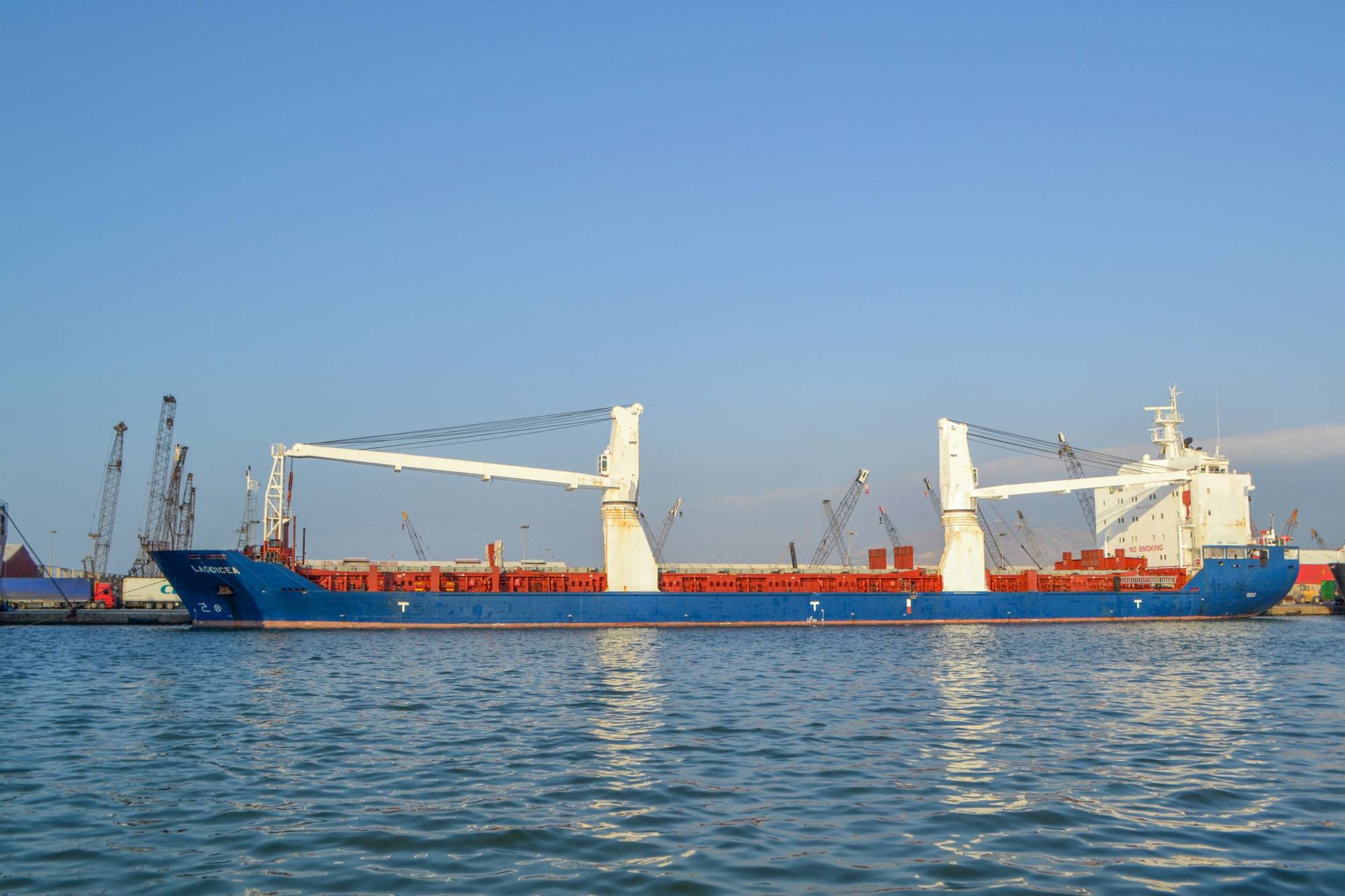 Lebanese prosecutors ordered the seizure of the grain-laden Syrian-flagged ship Laodicea, which arrived in Tripoli, Lebanon, on Wednesday. The Ukrainian Embassy claims the grain was stolen by Russia from areas occupied by its forces.  | AFP-JIJI