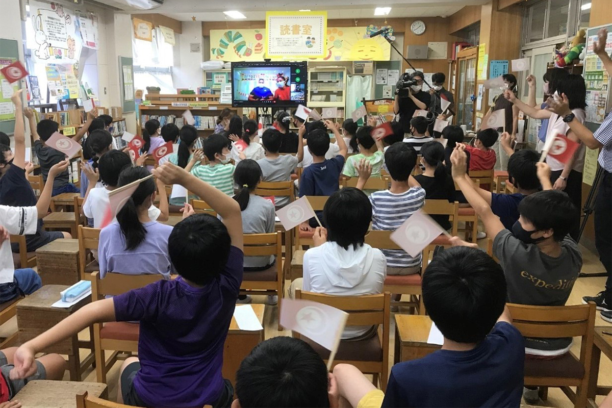 Children from Shirahata Elementary School in Yokohama cheer for Tunisian Olympians in an online session in July 2021. | YOKOHAMA MUNICIPAL GOVERNMENT