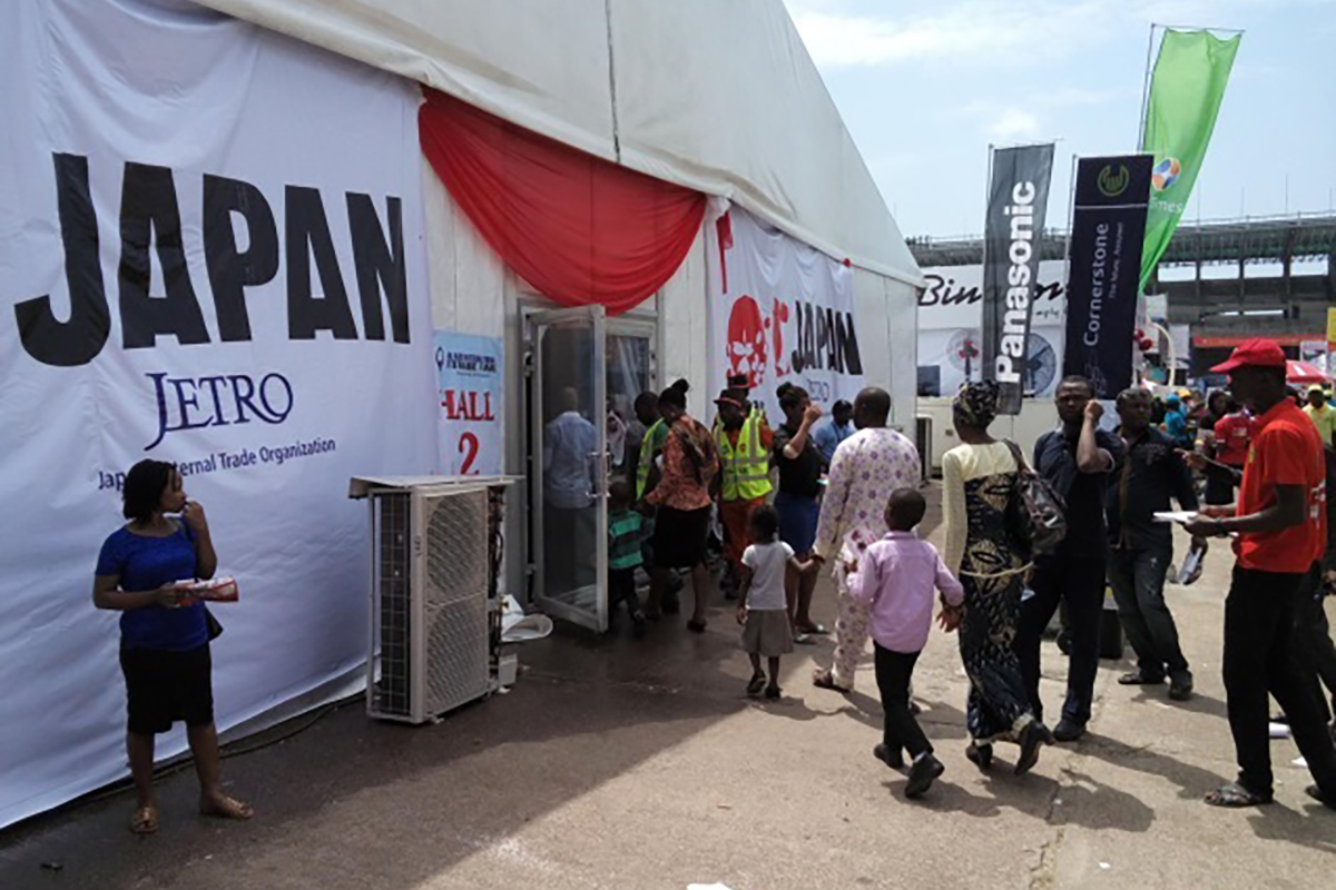 Attendees were able to speak with representatives offering various products and services at the Lagos International Trade Fair. | JAPAN EXTERNAL TRADE ORGANIZATION