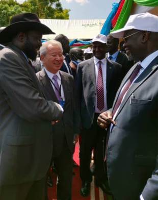 South Sudan President Salva Kiir (left), JICA President Akihiko Tanaka and First Vice President Riek Machar (right) speak at the opening ceremony of the Freedom Bridge in Juba on May 19. | Japan International Cooperation Agency