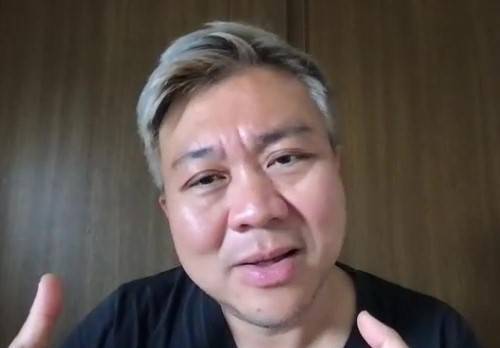 Pavin Chachavalpongpun talks about an attack on him by someone he didn’t know during an online interview on July 7. | Nishinippon Shimbun 