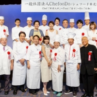 Top chefs and other members of Chefoodo gather at an event in Tokyo to celebrate the group\'s launch in August 2018. | CHEFOODO / VIA KYODO