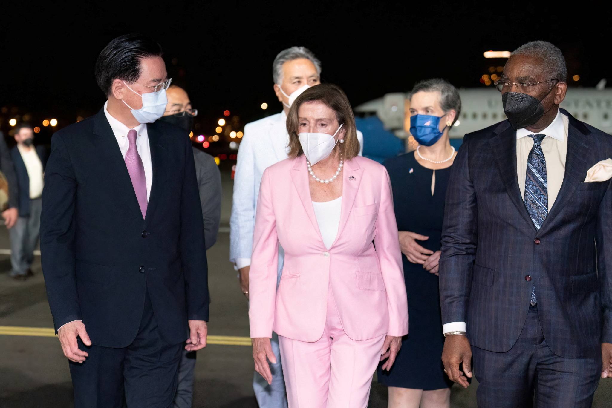 U.S. House Speaker Nancy Pelosi is welcomed by Taiwan Foreign Minister Joseph Wu (left) at Taipei Songshan Airport in the Taiwanese capital late Tuesday.  | TAIWAN MINISTRY OF FOREIGN AFFAIRS / VIA REUTERS