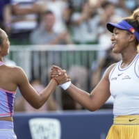 Naomi Osaka (right) shakes hands with Zheng Qinwen after their first-round match at the Silicon Valley Classic in San Jose, California, on Tuesday. | KYODO