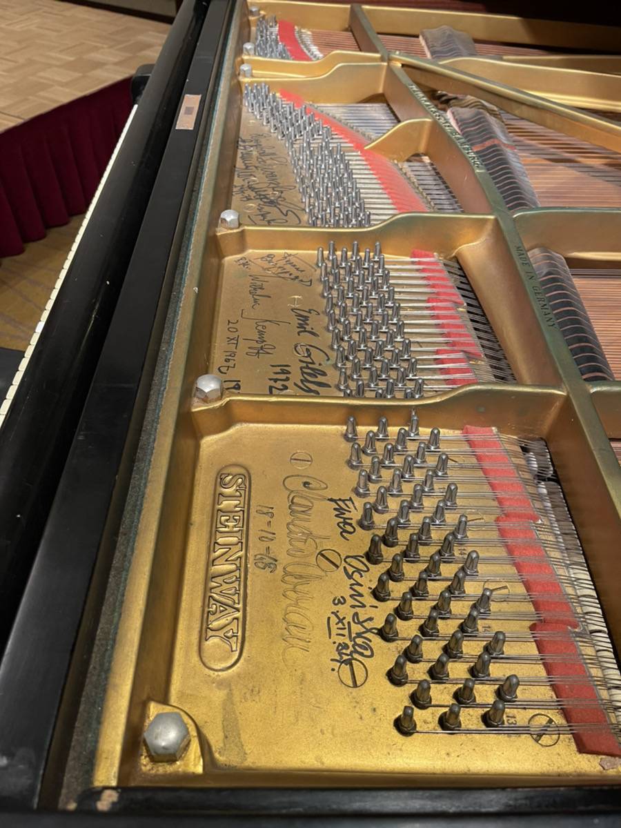 Autographs of classical music artists written on a grand piano in Fukuoka | Nishinippon Shimbun