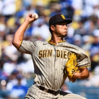 Padres starter Yu Darvish pitches against the Dodgers in Los Angeles on Sunday. | USA TODAY / VIA REUTES